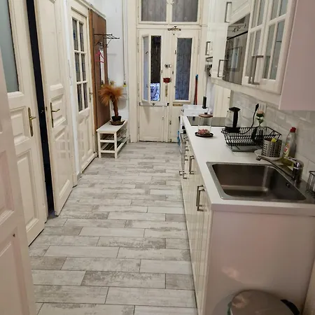 The Five-bedroom Haven Lejlighed *